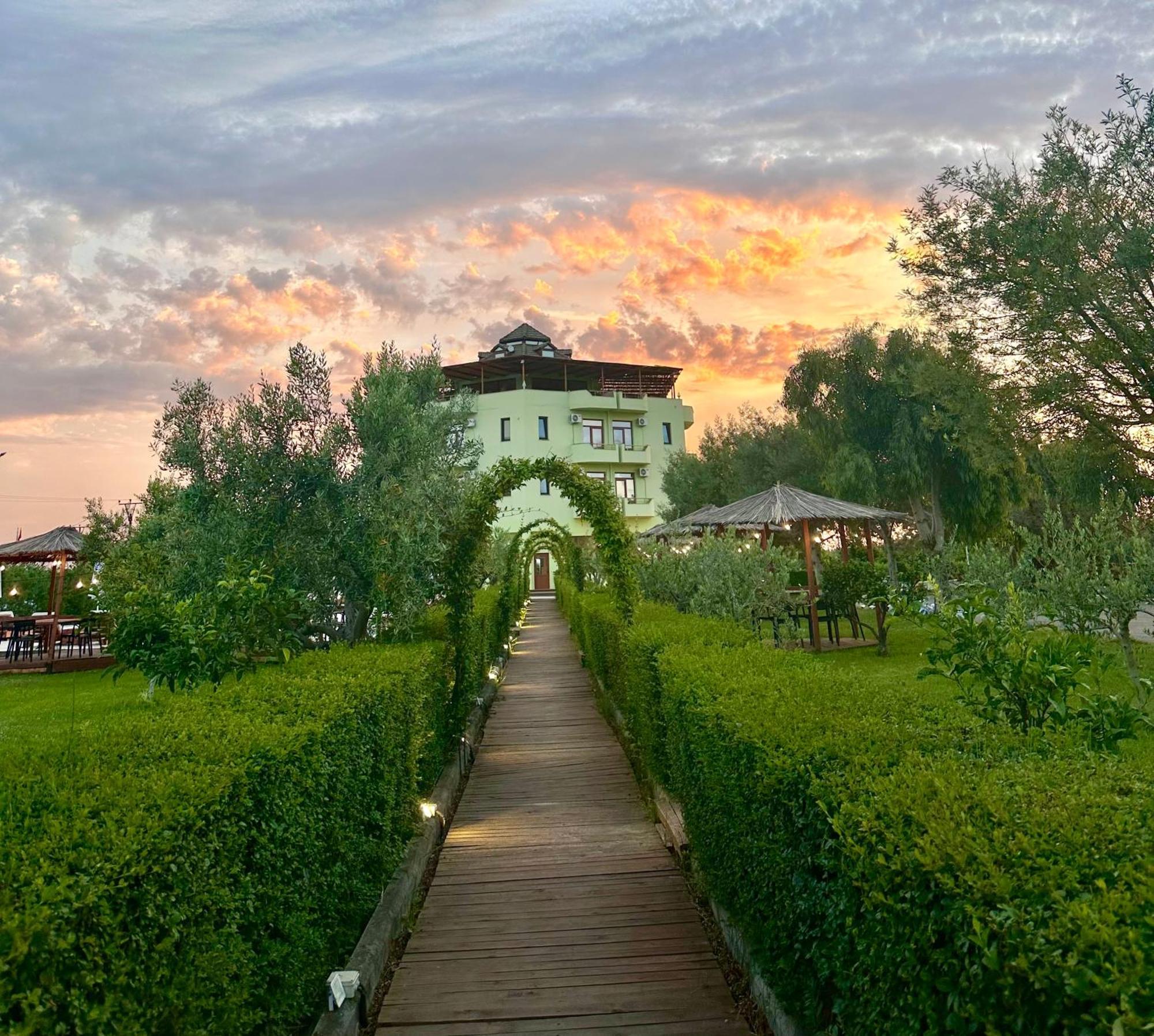 Paradise Laguna Vain Lezhe
